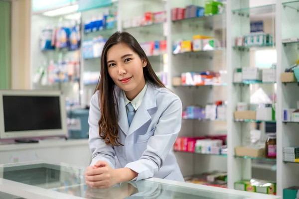 Fiducioso asiatico giovane farmacista femminile con una bella amichevole s — Foto Stock