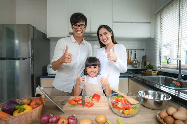 Familia asiática con padre, madre e hija rallado vegetal — Foto de Stock