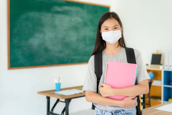 Asiatische Grundschüler Mädchen Mit Rucksack Und Bücher Tragen Masken Den — Stockfoto