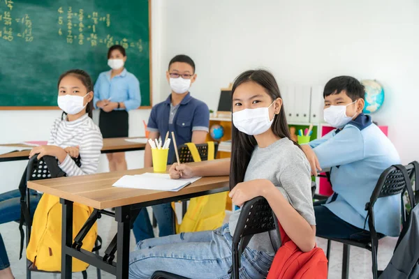 Gruppe Asiatischer Grundschüler Und Lehrer Tragen Hygienemasken Den Ausbruch Von — Stockfoto