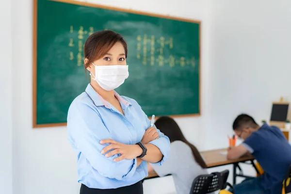 Asiatische Lehrerin Trägt Masken Den Ausbruch Von Covid Klassenzimmer Mit — Stockfoto