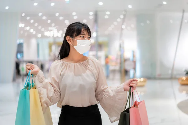 Mujer Asiática Que Lleva Máscara Cara Mientras Camina Centro Comercial —  Fotos de Stock