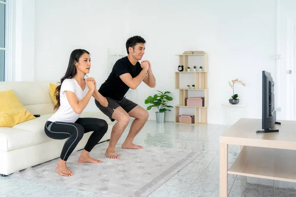 Jong Aziatisch Paar Doen Squats Training Samen Kijken Thuis Man — Stockfoto