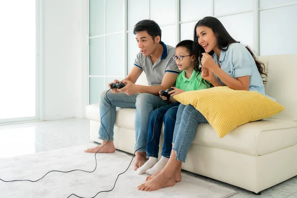 Família Asiática Pai Filho Divertindo Jogando Jogos Consola Computador Juntos — Fotografia de Stock