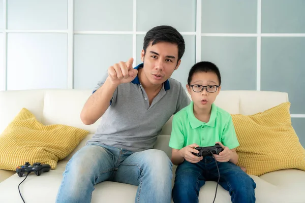 Aziatisch Familie Vader Onderwijzen Zijn Zoon Naar Het Spelen Van — Stockfoto