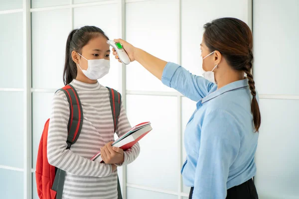 Asiatische Lehrerin Mit Thermometer Temperatur Screening Schüler Für Fieber Gegen — Stockfoto