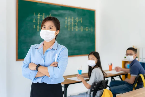 Maestra Asiática Usando Máscaras Para Prevenir Brote Covid Aula Con — Foto de Stock