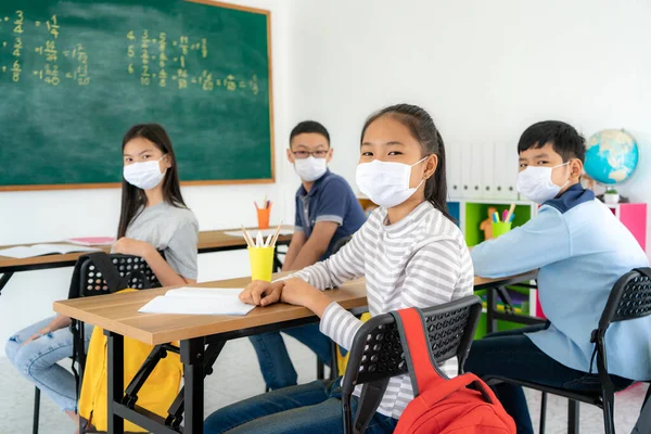 Gruppe Asiatischer Grundschüler Mit Hygienemaske Den Ausbruch Von Covid Klassenzimmer — Stockfoto