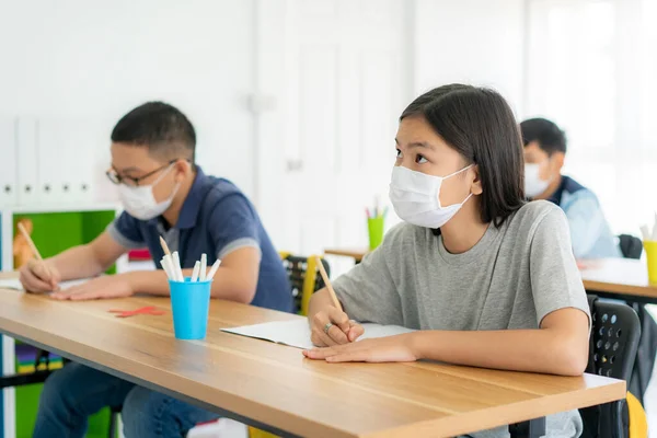 Gruppe Asiatischer Grundschüler Mit Hygienemaske Den Ausbruch Von Covid Klassenzimmer — Stockfoto