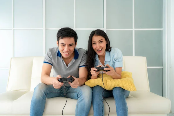 Pasangan Pria Asia Laki Laki Wanita Bermain Video Game Dengan — Stok Foto