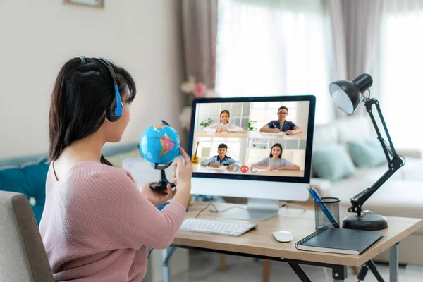 Asian Woman Teacher Teaching Geography Video Conference Learning Cheerful Elementary — Stock Photo, Image