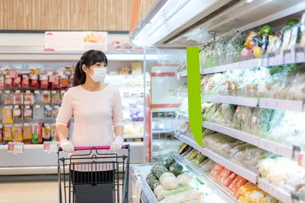 Asiatin Mit Hygienemaske Und Gummihandschuh Mit Einkaufswagen Lebensmittelgeschäft Und Auf — Stockfoto