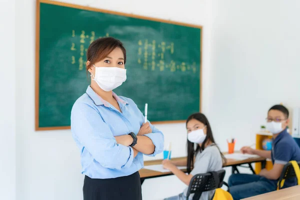 Asiatische Lehrerin Trägt Masken Den Ausbruch Von Covid Klassenzimmer Mit — Stockfoto