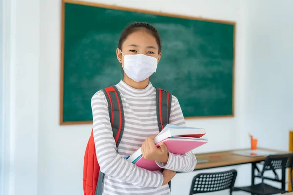 Asiatische Grundschüler Mädchen Mit Rucksack Und Bücher Tragen Masken Den — Stockfoto
