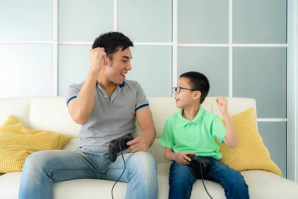 Aziatisch Familie Vader Zijn Zoon Naar Het Spelen Van Video — Stockfoto