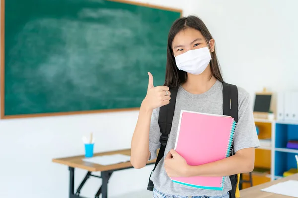 Asiatische Grundschülerin Daumen Hoch Und Masken Tragen Den Ausbruch Von — Stockfoto