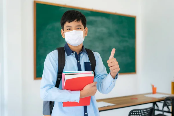 Asiático Estudiante Primaria Pulgar Hacia Arriba Usar Máscaras Para Evitar —  Fotos de Stock