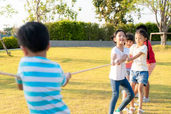 Groupe Jeunes Enfants Asiatiques Heureux Jouant Remorqueur Guerre Tirer Corde — Photo