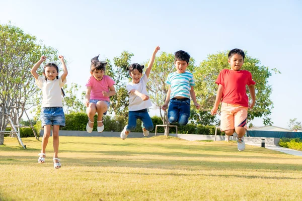 Güneşli Bir Günde Şehir Parkında Günlük Kıyafetlerle Ele Tutuşup Zıplayan — Stok fotoğraf