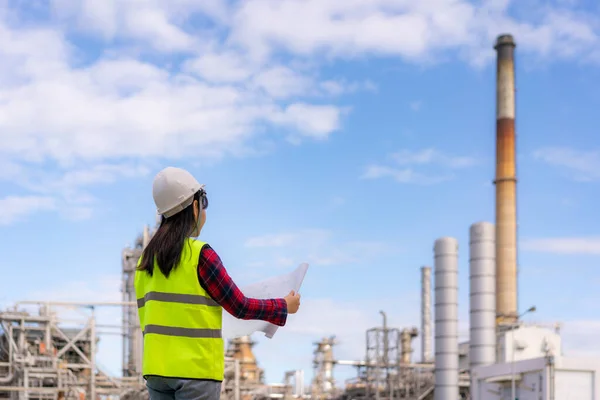 Aziatische Vrouw Ingenieur Werk Controle Energiecentrale Energie Industrie Productie Olieraffinaderij — Stockfoto