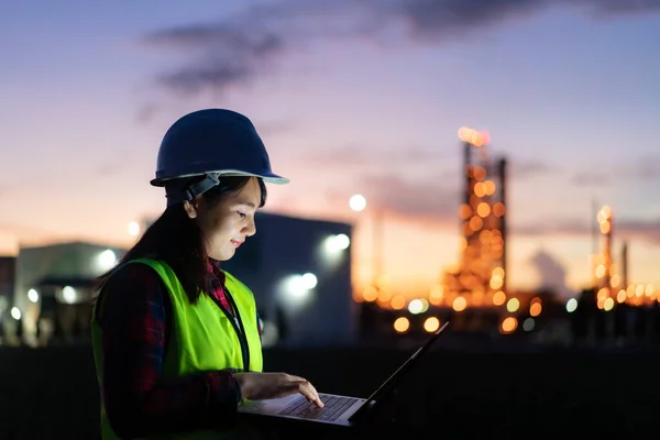 Mulher Asiática Engenheiro Petroquímico Trabalhando Noite Com Laptop Dentro Refinaria — Fotografia de Stock