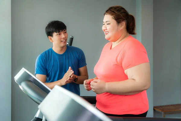 Два Азиатских Тренера Мужчина Женщина Избыточным Весом Тренировки Беговой Дорожке — стоковое фото