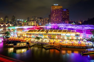 Gece vakti Clarke Quay pazarında Singapur 'da nehir kenarında renkli bir bina. Asya turizmi, modern şehir hayatı veya iş finans ve ekonomi kavramı.