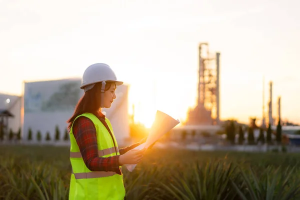 亚洲女工程师在发电厂 能源工业 炼油厂工作控制 带有蓝图的工程检测工厂 — 图库照片