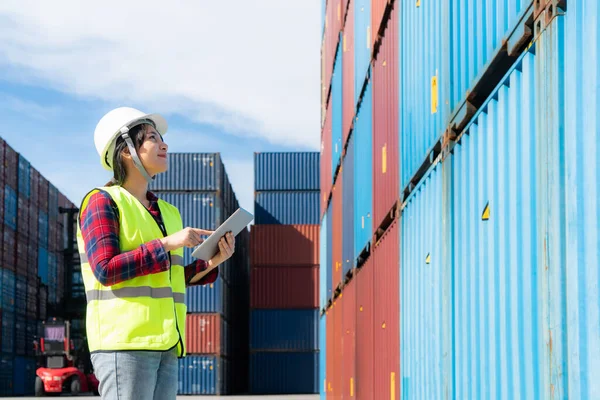 Engineer Vrouw Foreman Manager Container Depot Werken Met Digitale Tablet — Stockfoto