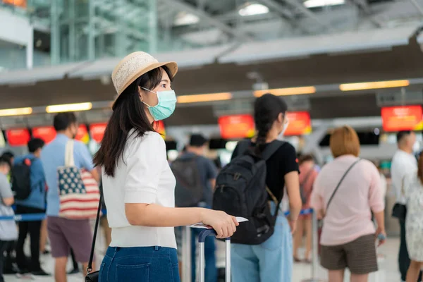 Mulher Asiática Viajante Usando Máscara Segurando Passaporte Check Cliente Balcão — Fotografia de Stock