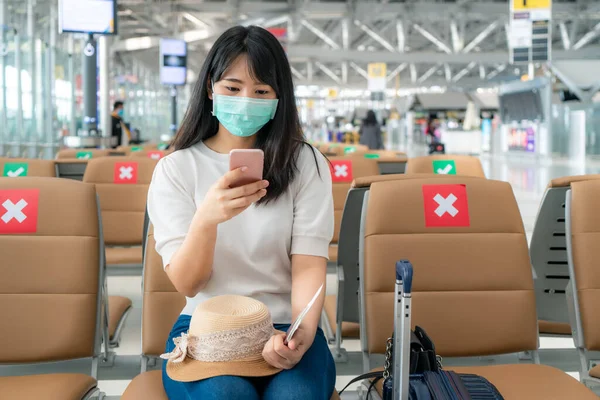 Asian Woman Tourist Wearing Mask Using Mobile Phone Searching Airline — Stock Photo, Image