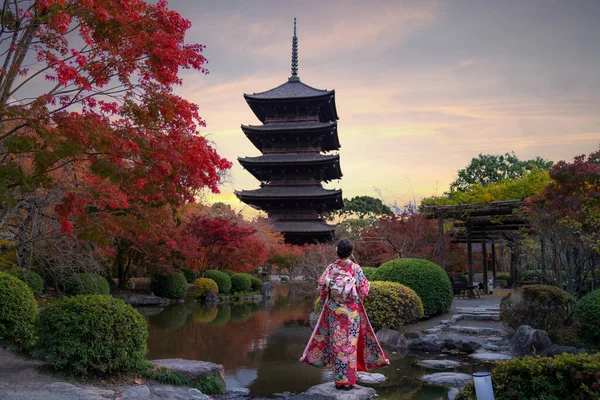 Jovem Japonesa Viajante Vestido Kimino Tradicional Templo Toji Com Pagode — Fotografia de Stock