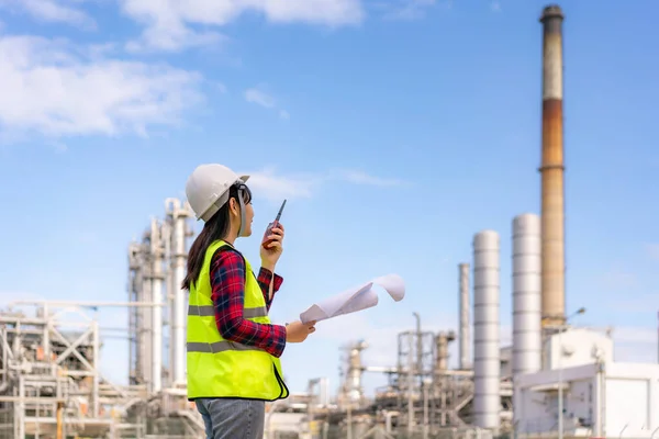 Técnica Asiática Ingeniera Industrial Que Usa Walkie Talkie Sostiene Planos — Foto de Stock