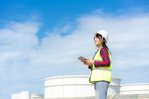 Aziatische Vrouw Petrochemische Ingenieur Werken Met Digitale Tablet Binnen Olie — Stockfoto