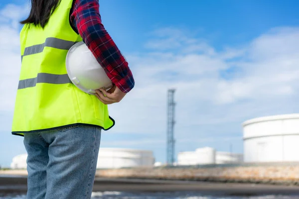 Ingeniera Asiática Sosteniendo Casco Seguridad Blanco Con Fábrica Tanques Refinería — Foto de Stock