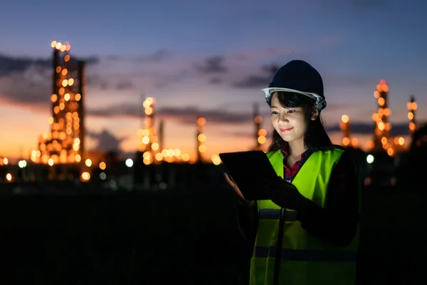 Engenheira Petroquímica Mulher Asiática Trabalhando Noite Com Tablet Digital Dentro — Fotografia de Stock