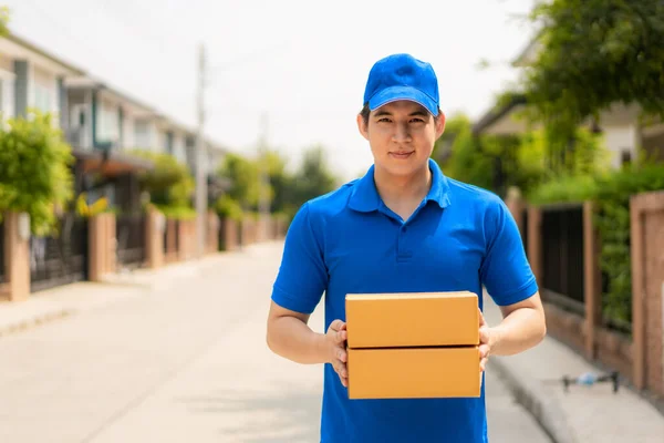 Entrega Asiática Jovem Azul Uniforme Sorriso Segurando Pilha Caixas Papelão — Fotografia de Stock