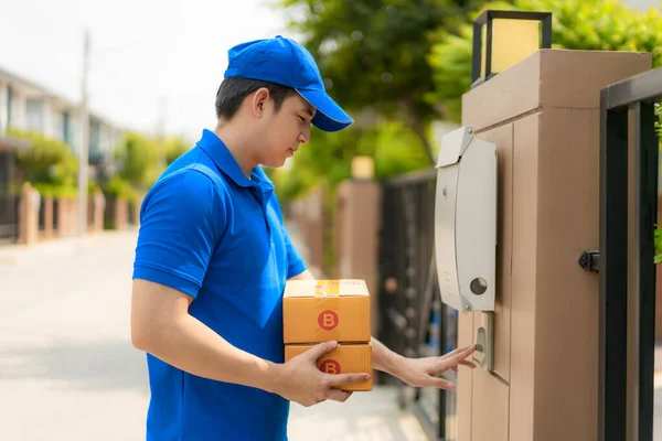 Homemasiático Entrega Jovem Homem Azul Uniforme Com Pacote Caixa Sorriso — Fotografia de Stock