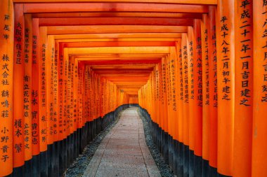 Kyoto, Japonya - 9 Nisan 2017: Fushimi inari taisha tapınağında binlerce kırmızı torii kapısı önemli Shinto türbesidir ve Japonya 'nın Kyoto kentinde yer almaktadır.. 