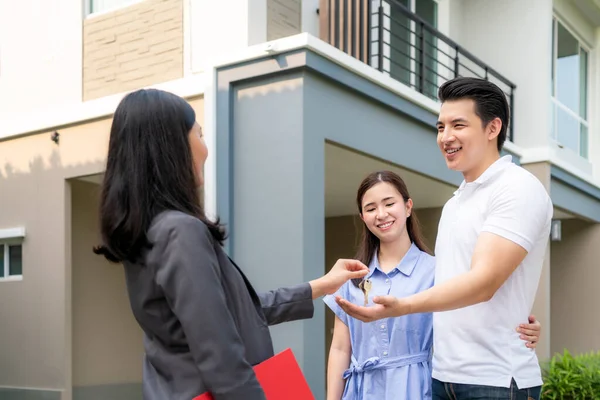 Asiatisches Glückliches Lächeln Junges Paar Nimmt Schlüssel Für Neues Großes — Stockfoto