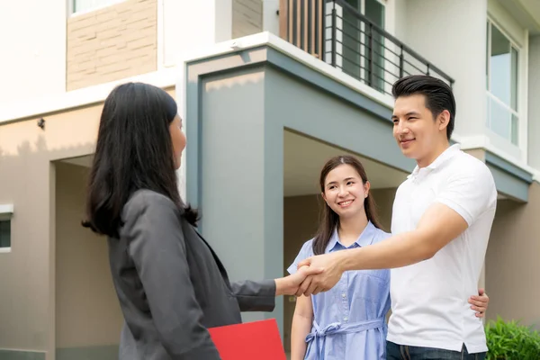 Glückliches Asiatisches Paar Auf Der Suche Nach Einem Neuen Haus — Stockfoto