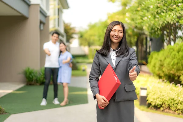 Asiatique Agent Immobilier Agent Immobilier Femme Souriant Tenant Fichier Rouge — Photo