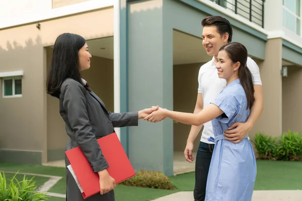 Happy Asian Couple Looking New House Shake Hands Real Estate — Stock Photo, Image