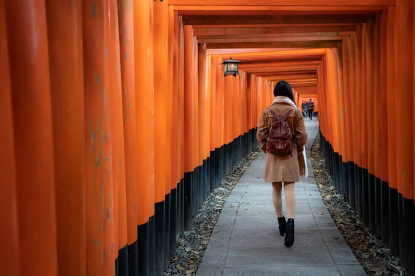 Jedna Asijská Žena Cestovatel Batohem Chůze Poznávací Slavné Destinaci Fushimi — Stock fotografie