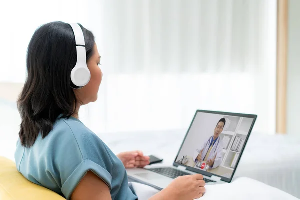 Vista Posterior Mujer Asiática Haciendo Videollamada Con Médico Con Sensación —  Fotos de Stock