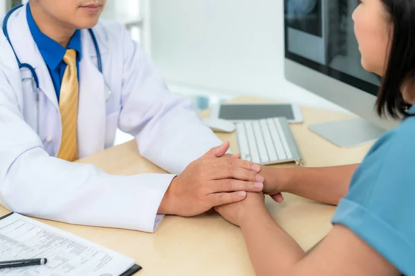 Nahaufnahme Des Mannes Arzt Berührt Patientenhand Für Ermutigung Und Empathie — Stockfoto