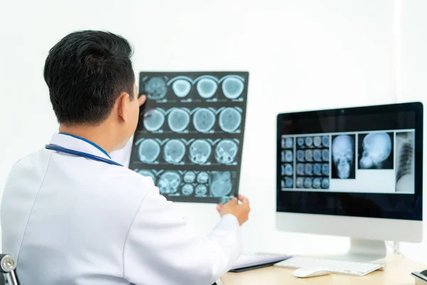 Asiatischer Arzt Hält Röntgenbild Des Schädels Und Gehirns Des Patienten — Stockfoto