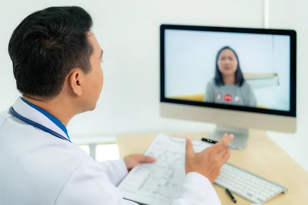 Asiatische Arzt Trägt Weißen Mantel Und Headset Sprechen Videokonferenzen Auf — Stockfoto
