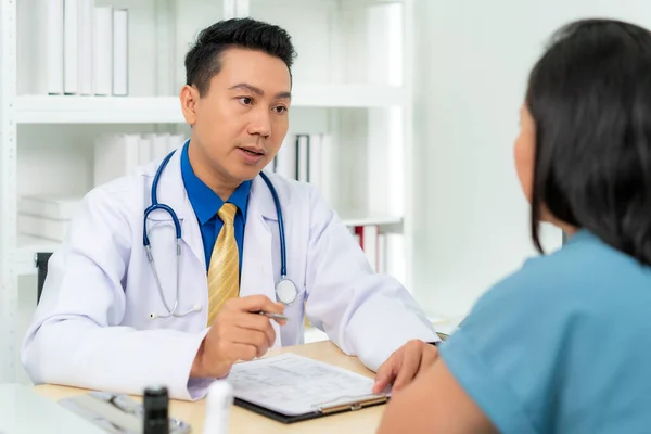 Asiatische Mann Arzt Und Frau Patient Diskutieren Beratung Über Symptomproblem — Stockfoto