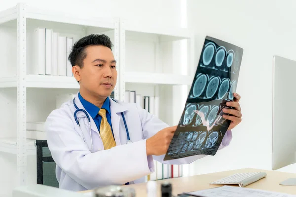 Asiático Hombre Médico Celebración Mirando Examinar Radiografía Los Pacientes Cráneo — Foto de Stock